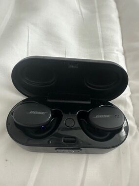 Bose True Wireless Earbuds in Black with Charging Case - no charger